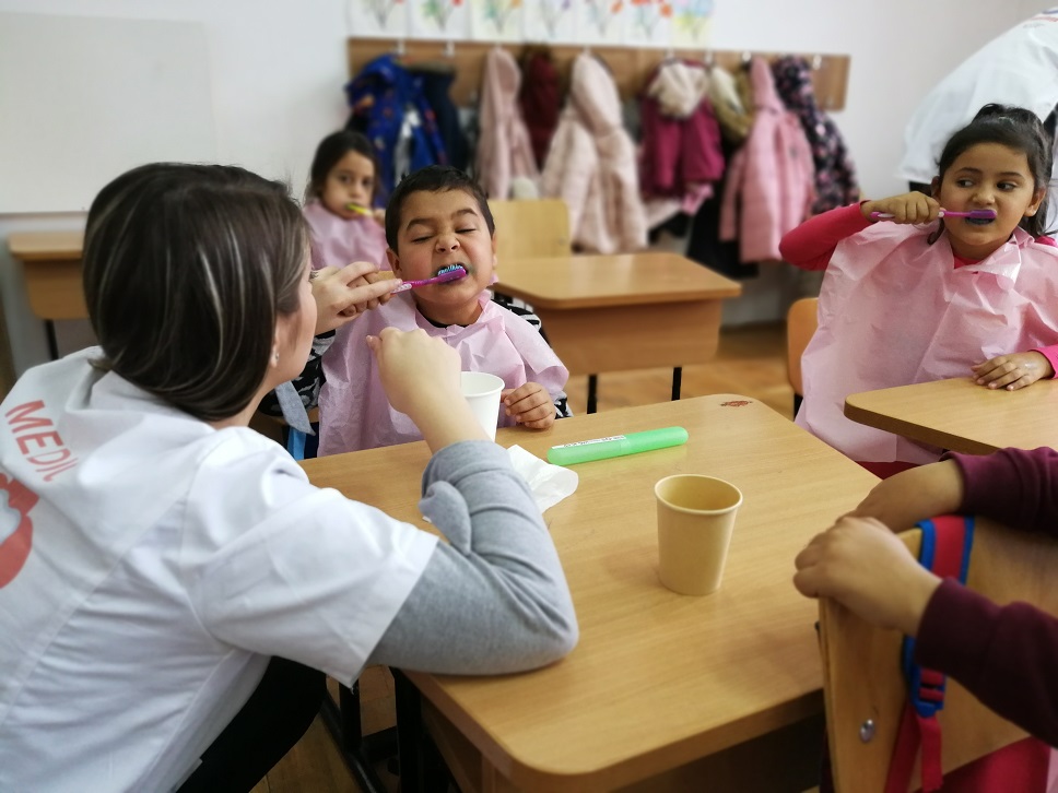 Stiriong.ro: 500 de copii de la sate și din București vor participa într-un program pilot de periaj dentar