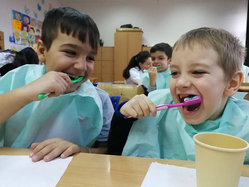 Merci Charity association launched in Romanian schools from rural areas a pilot program for teeth brushing to prevent teeth decay