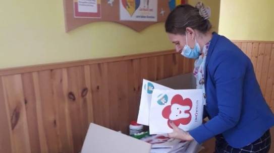 12 Școli din 26 de sate din județele Constanța, Galați și Prahova au fost selectate  pentru a primi gratuit pachete cu produse de igienă