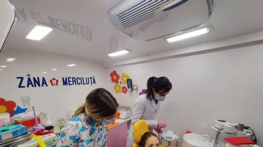 Zi de BINE: “Zâna Merciluţă”, proiectul unor medici stomatologi voluntari care repară dinții copiilor din sate izolate