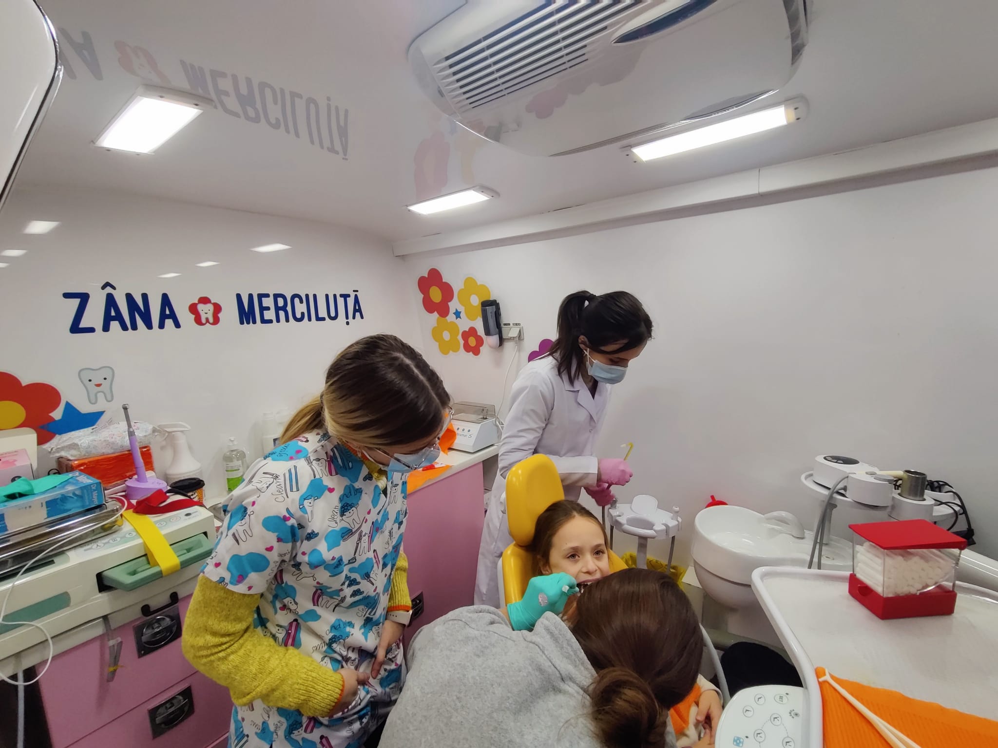 Zi de BINE: “Zâna Merciluţă”, proiectul unor medici stomatologi voluntari care repară dinții copiilor din sate izolate
