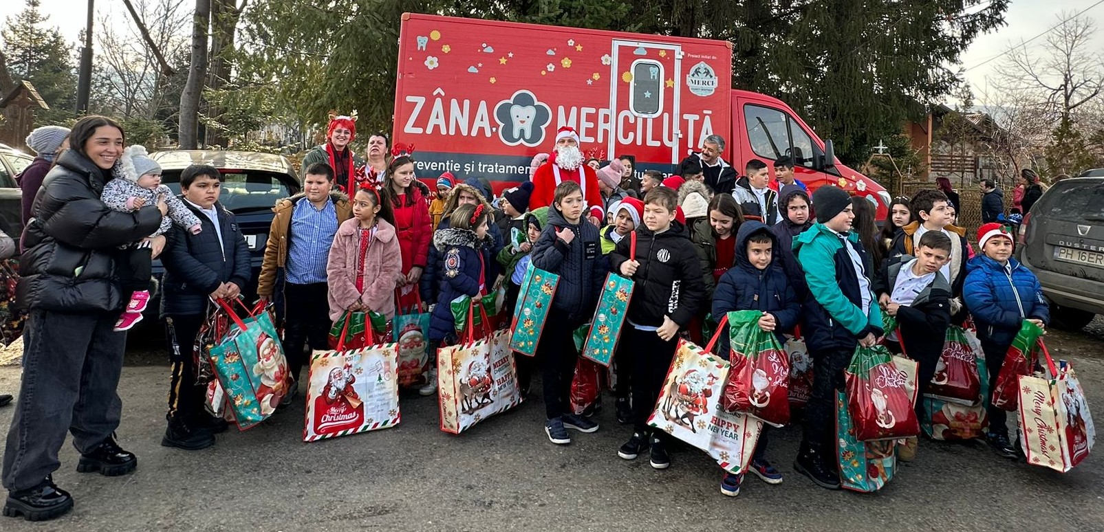 Asociația Merci Charity Boutique aduce bucurie de Crăciun pentru 62 de copii din Mehedința și Rahova