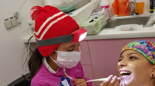 273 de copii de la sate din Dolj au fost consultați în primul cabinet stomatologic mobil care oferă servicii gratuite copiilor