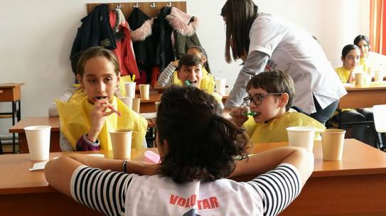 Zâna Merciluță introduce în școli un program de periaj dentar pentru prevenirea cariilor dentare în parteneriat cu Kaufland România