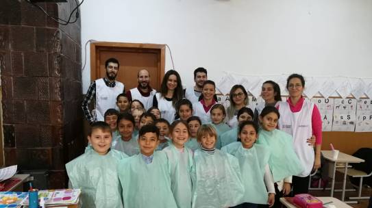 Romaniapozitiva.ro: 500 de copii de la sate și din București vor participa într-un program pilot de periaj dentar