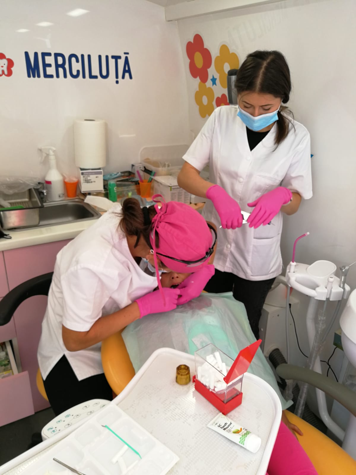 31 de copii, elevi în clasa întâi la școala generală numărul 5 din Săcele, județul Brașov au beneficiat de profilaxie orală și tratament în cabinetul stomatologic mobil pentru copii “Zâna Merciluță”